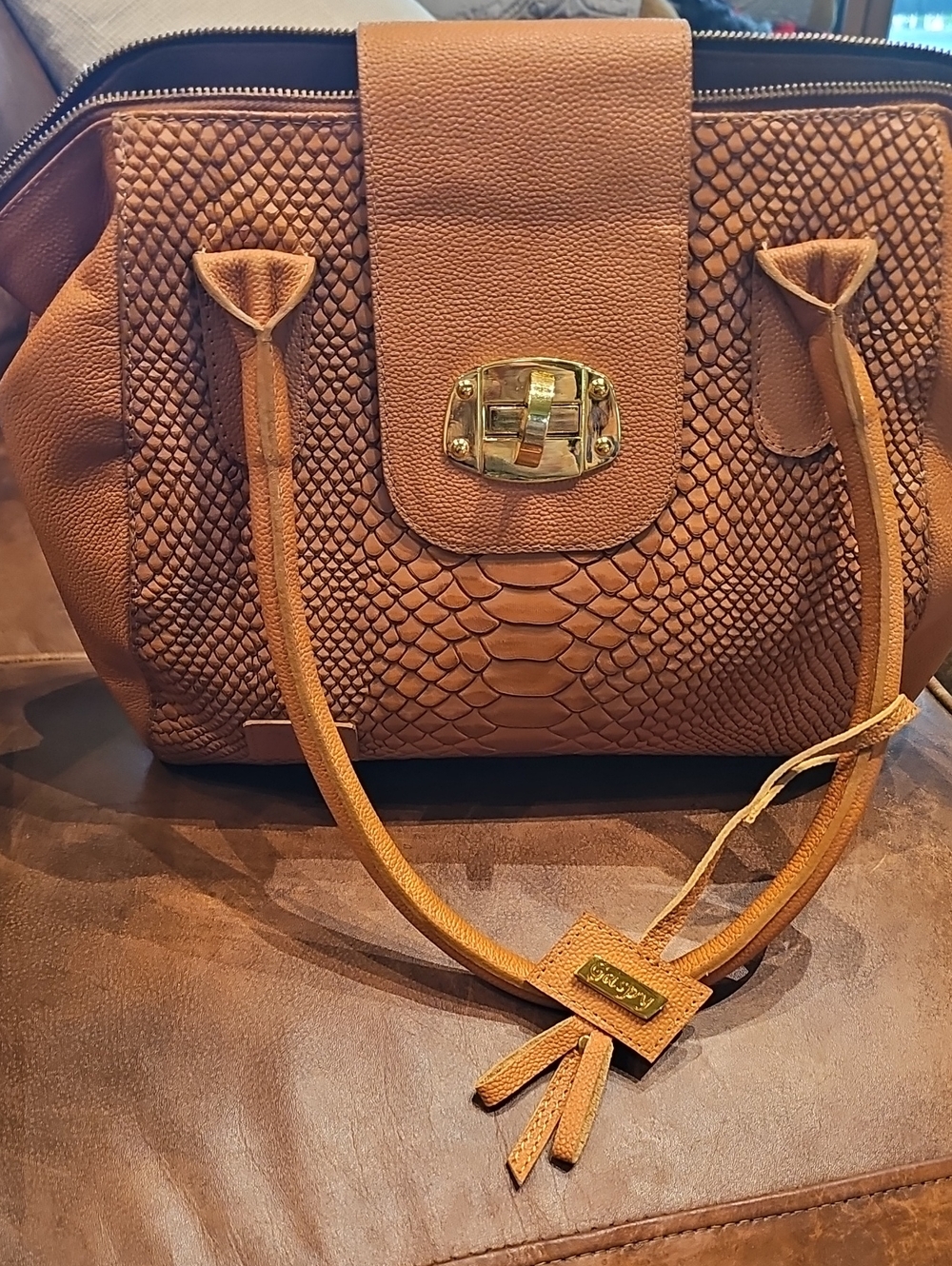 Tan 100% Columbian Leather Shoulder Bag with Snake-Texture and Gold Hardware